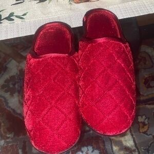 Beautiful, ISOTONER elegant red sleepers